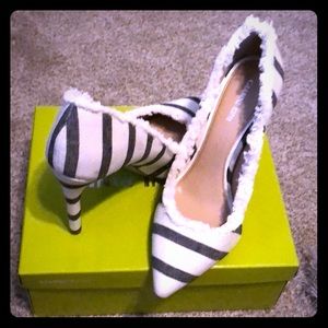 NWT Rare find: Gianni Bini pumps white/navy